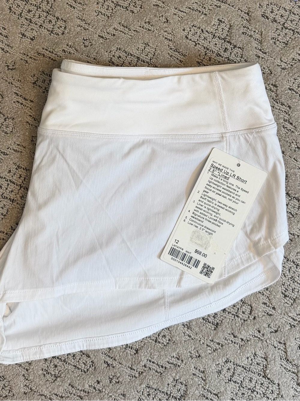 Lululemon NWT SPEED UP Size12 2.5”White with Built-In liner